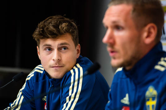 Sveriges målvakt Robin Olsen och Victor Nilsson Lindelöf
