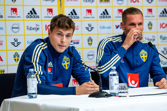 Sveriges målvakt Robin Olsen och Victor Nilsson Lindelöf