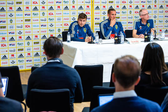 Sveriges målvakt Robin Olsen, Victor Nilsson Lindelöf och