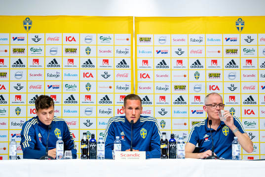 Sveriges målvakt Robin Olsen, Victor Nilsson Lindelöf och