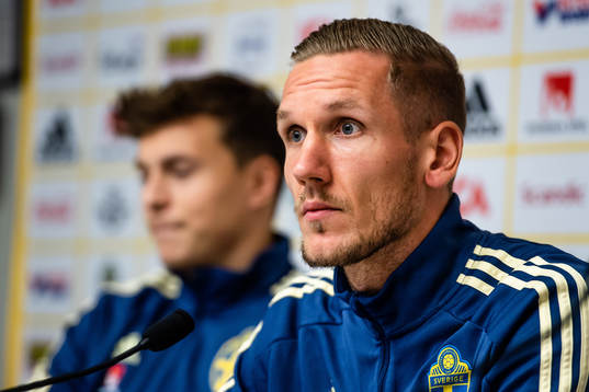 Sveriges målvakt Robin Olsen och Victor Nilsson Lindelöf
