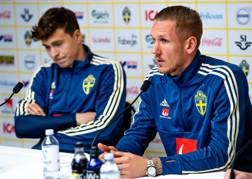 Sveriges målvakt Robin Olsen och Victor Nilsson Lindelöf