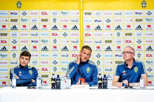 Sveriges målvakt Robin Olsen, Victor Nilsson Lindelöf och
