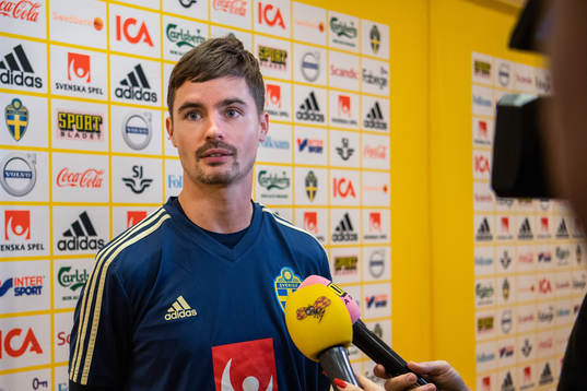 Sveriges Mikael Lustig i mixed zone