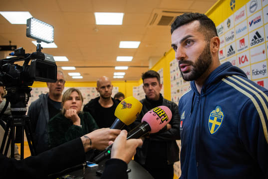 Sveriges Mikael Ishak i mixed zone
