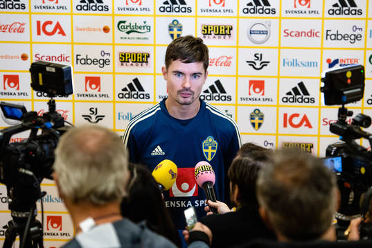 Sveriges Mikael Lustig i mixed zone