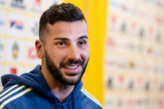 Sveriges Mikael Ishak i mixed zone