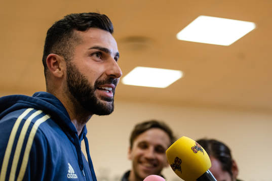 Sveriges Mikael Ishak i mixed zone