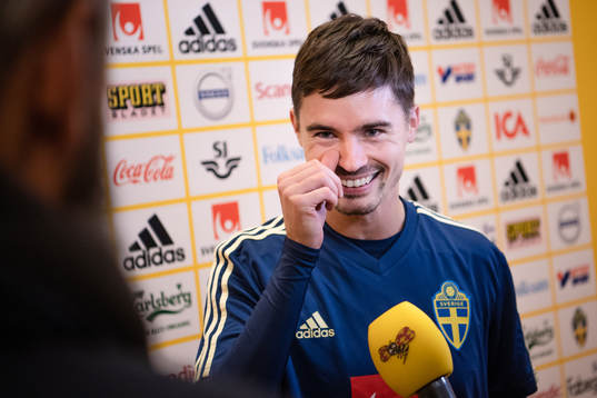 Sveriges Mikael Lustig i mixed zone