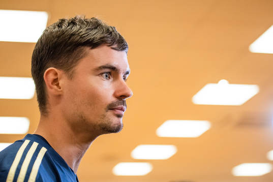 Sveriges Mikael Lustig i mixed zone