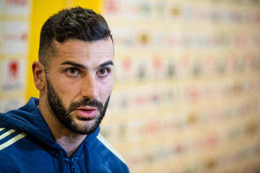 Sveriges Mikael Ishak i mixed zone