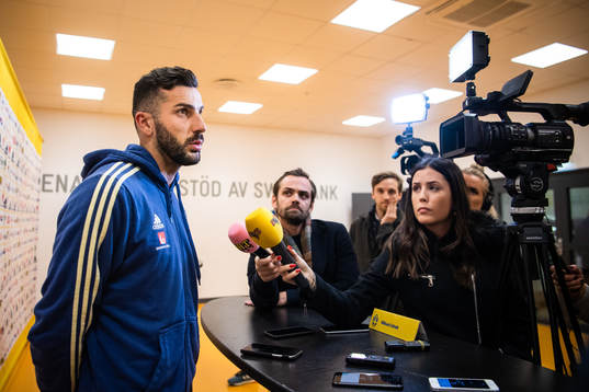 Sveriges Mikael Ishak i mixed zone
