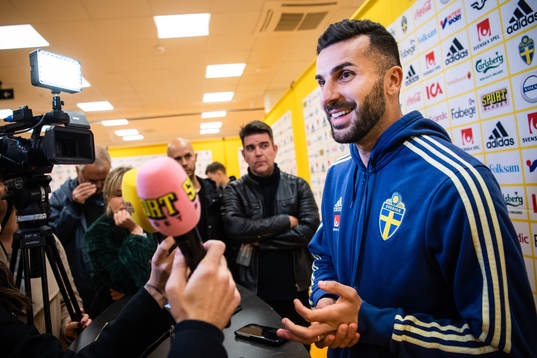 Sveriges Mikael Ishak i mixed zone