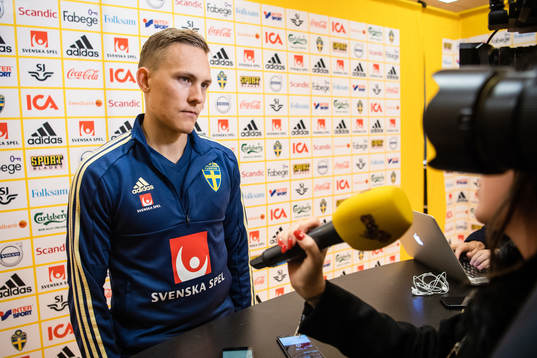 Sveriges Ludwig Augustinsson i mixed zone