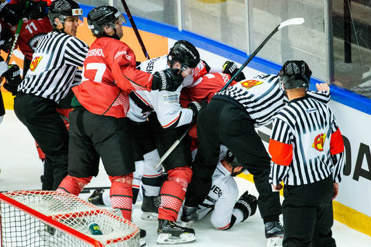 A fight between Kristoffer Gunnarsson of Frölunda and