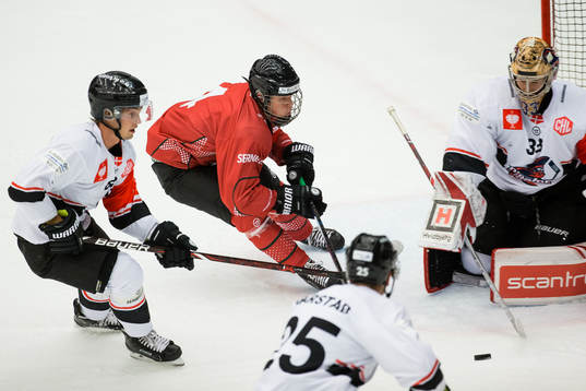Lucas Raymond of Frölunda and goalkeeper Ronan Quemener of