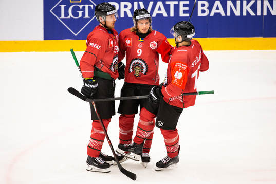 Tim Söderlund of Frölunda celebrates with team mates