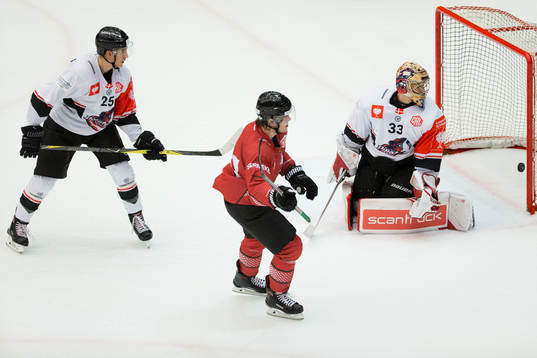 Samuel Fagemo of Frölunda scores 6-0 behind goalkeeper
