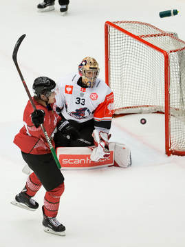 Samuel Fagemo of Frölunda celebrates