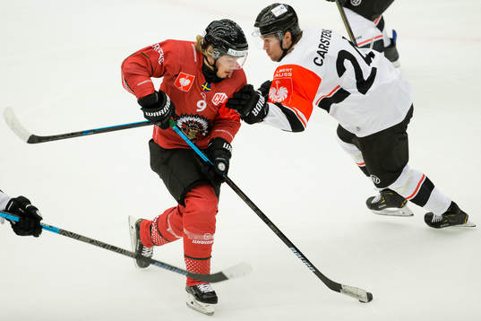 Tim Söderlund of Frölunda and Nikolaj Carstensen of