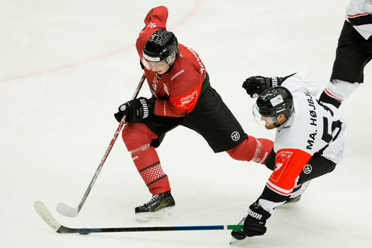 Jacob Moverare of Frölunda and Martin Höjbjerg of Aalborg