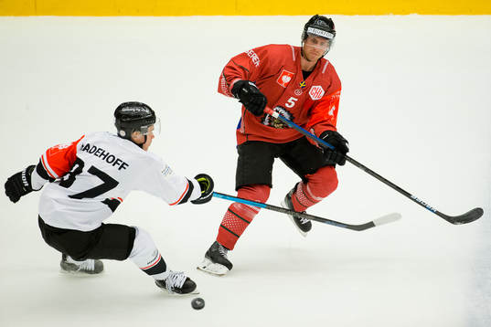 Tobias Ladehoff of Aalborg and Chay Genoway of Frölunda