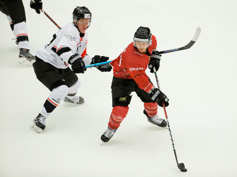 Tobias Ladehoff of Aalborg and Ryan Lasch of Frölunda