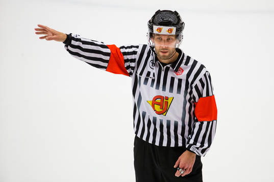 Referee Marcus Linde