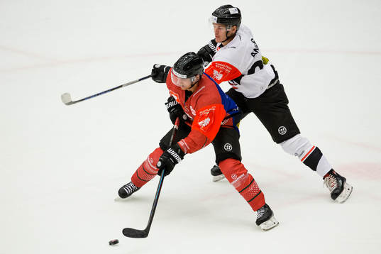 Chay Genoway of Frölunda and Oliver Anker of Aalborg