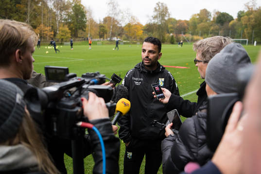 IFK Göteborgs tränare Poya Asbaghi pratar med media