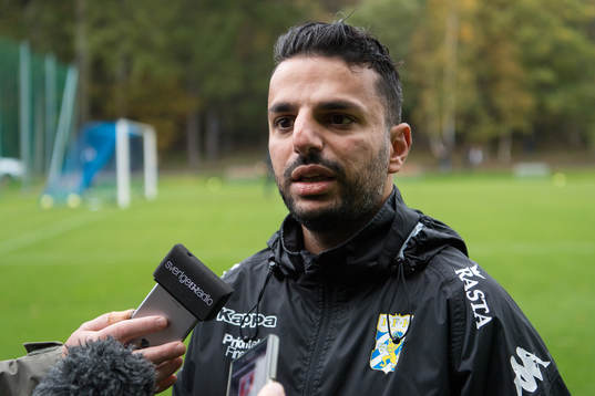 IFK Göteborgs tränare Poya Asbaghi pratar med media