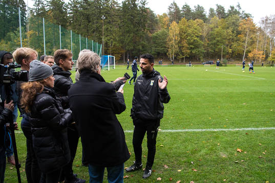 IFK Göteborgs tränare Poya Asbaghi pratar med media