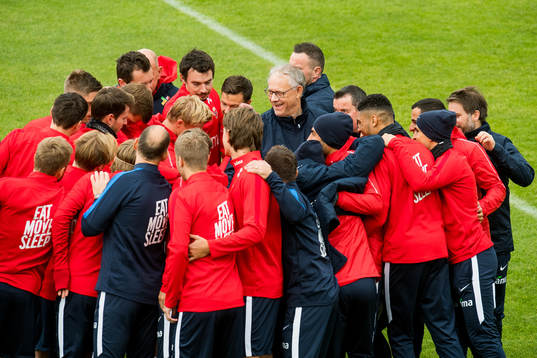 Lars Lagerbäck, head coach of Norway, and the players of