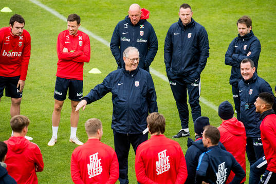 Lars Lagerbäck, head coach of Norway, and the players of