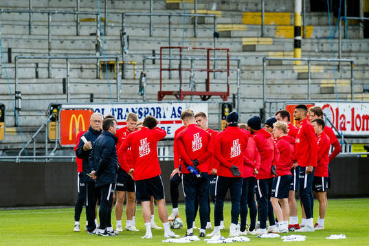 Lars Lagerbäck, head coach of Norway, and the players of