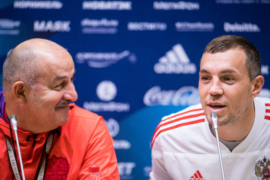 Head coach Stanislav Cherchesov and Artem Dzyuba of Russia