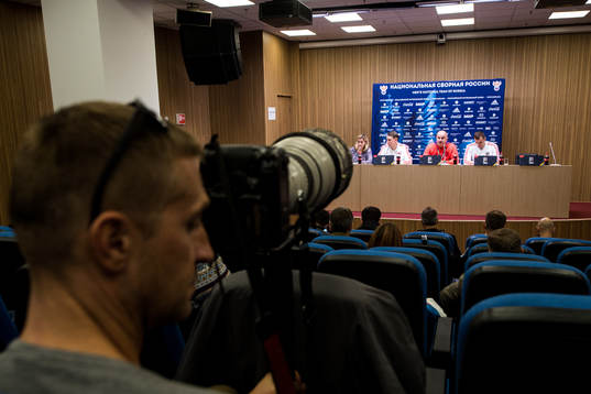 Head coach Stanislav Cherchesov and Artem Dzyuba of Russia