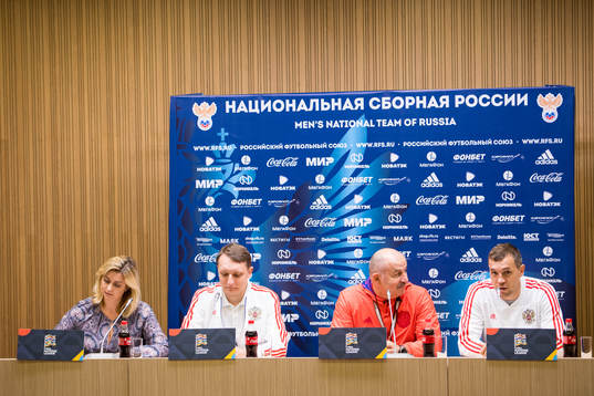 Head coach Stanislav Cherchesov and Artem Dzyuba of Russia