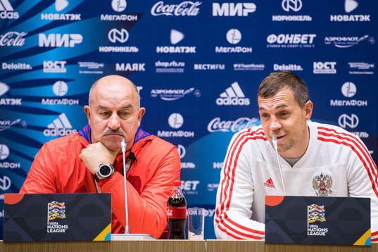 Head coach Stanislav Cherchesov and Artem Dzyuba of Russia