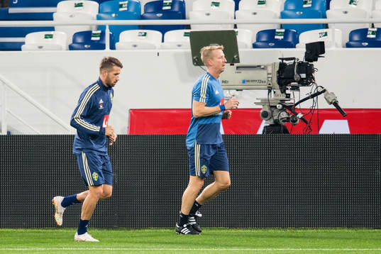 Marcus Rohdén of Sweden with physiotherapist Fredrik
