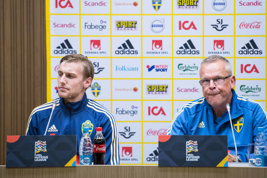 Emil Forsberg and head coach Janne Andersson of Sweden