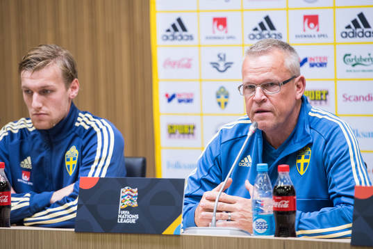 Emil Forsberg and head coach Janne Andersson of Sweden