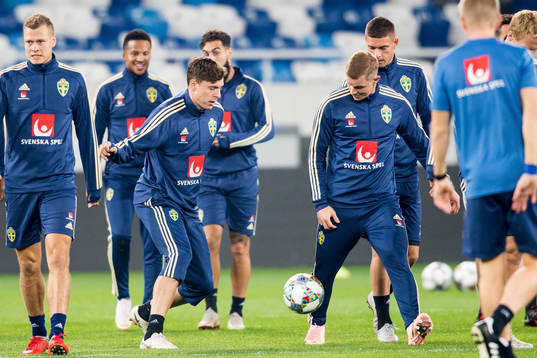 Victor Nilsson Lindelöf and Emil Krafth of Sweden