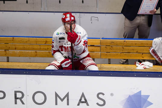 Timrås Patrik Blomberg på bänken i samband med att
