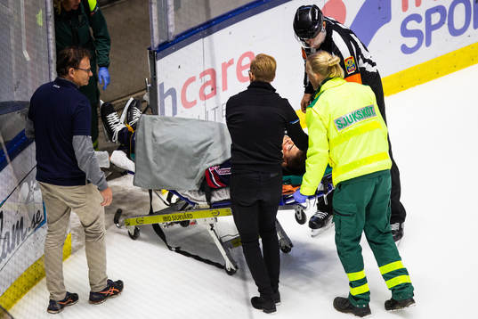 Linköpings Almen Bibic tas ut på bår