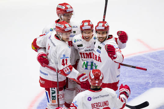 Timrås Anton Wedin jublar med lagkamrater
