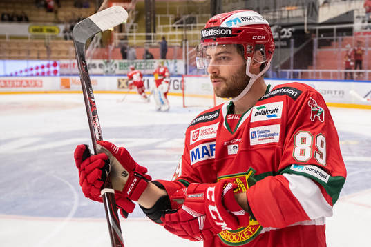 Moras Ryan Johnston vid uppvärmningen