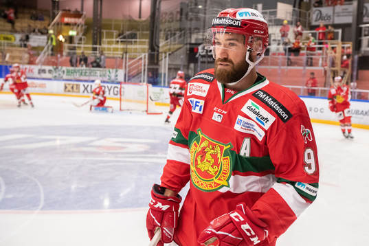 Moras Andrew Rowe vid uppvärmningen