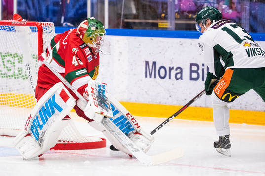 Färjestads Daniel Viksten och Moras målvakt Isak Wallin