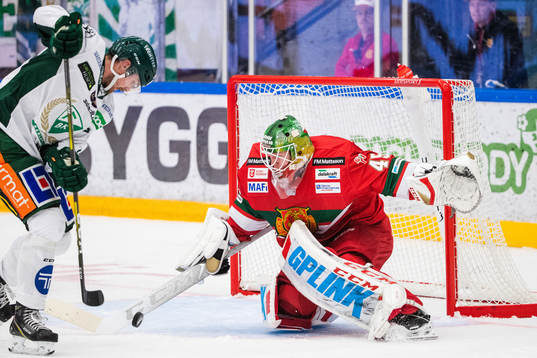 Färjestads Linus Johansson med läge mot Moras målvakt